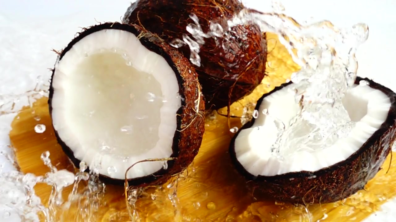 Polpa de coco suculenta. Câmera lenta