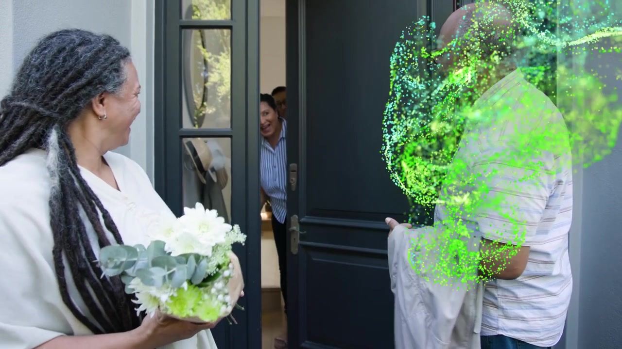 Proprietario di casa che bussa alla porta, bagliore verde che emerge intorno alla porta, donna che offre fiori, famiglia che si riunisce.