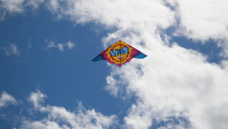 cometa colorido en el cielo