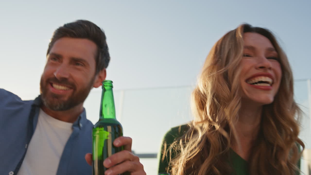 amigos emocionados bailando en la azotea de verano de cerca. grupo diverso riendo