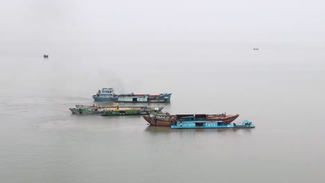 Buque-De-Carga-De-Dragado-De-Arena-Cerca-De-La-Costa-De-Bangladesh-En-La-Bahía-De-Bengala,-Aéreo