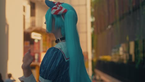 cosplayer dressed as hatsune miku in a city