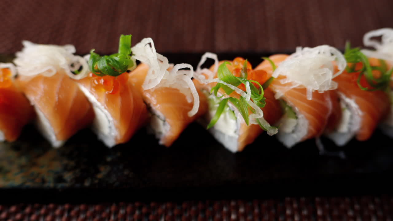 Nahaufnahme einer Philadelphia-Sushi-Rolle auf einem Tisch in einem Restaurant