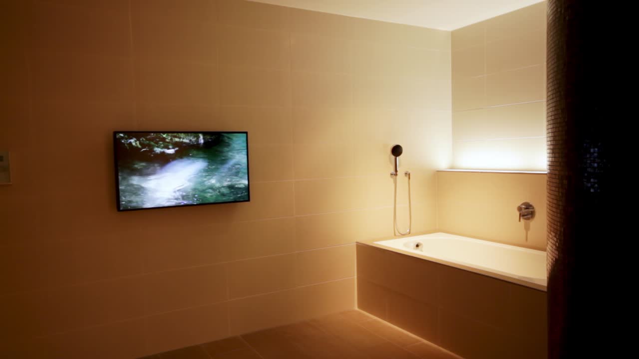 led 디스플레이와 함께 현대적인 욕조의 넓은