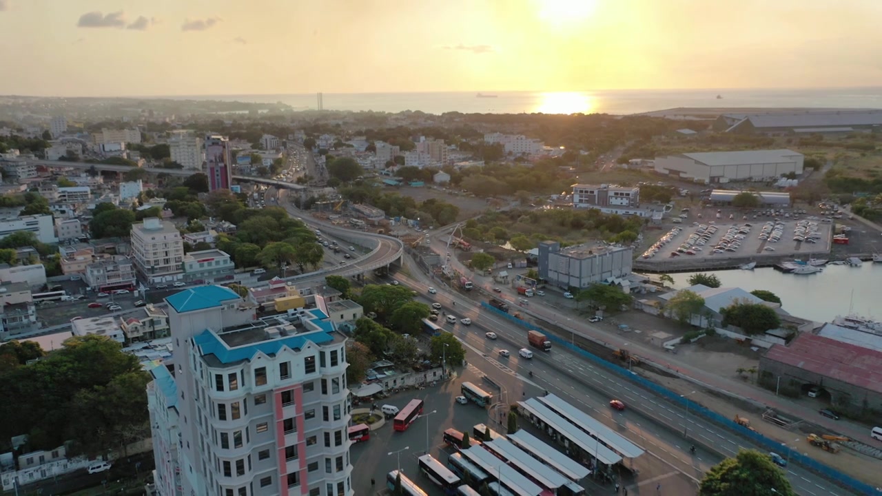 Liikennettä moottoritiellä Port Louisissa, Mauritiuksella kultaisen auringonlaskun aikaan. Laaja ilmakuva.