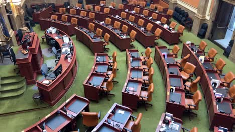 looking at house chamber in utah state capital seeing all empty chairs and desks panning across entire room from left to right