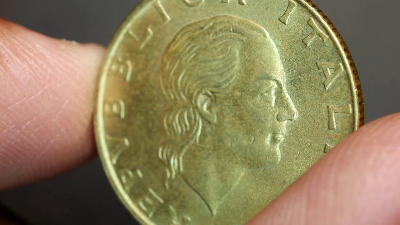 primer plano de monedas muy antiguas