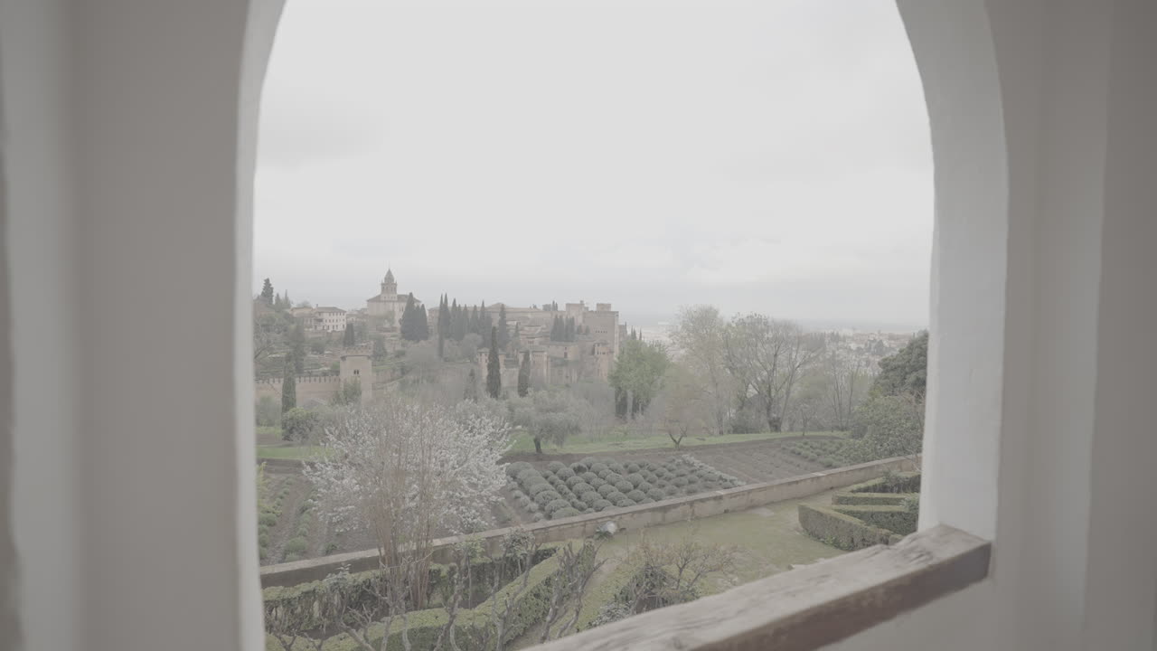 Vista panorámica de los jardines de la Alhambra en Granada, España, en un día nublado desde un mirador en LOG
