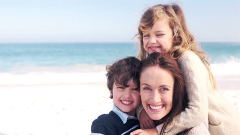 Madre-Y-Niños-Jugando-En-La-Playa