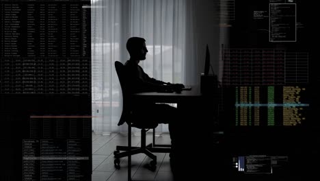 Mann-Sitzt-An-Seinem-Schreibtisch-In-Einem-Dunklen-Raum-Und-Programmiert-–-Hackt-–-Arbeitet-–-Digital-Generierte-Überlagerung