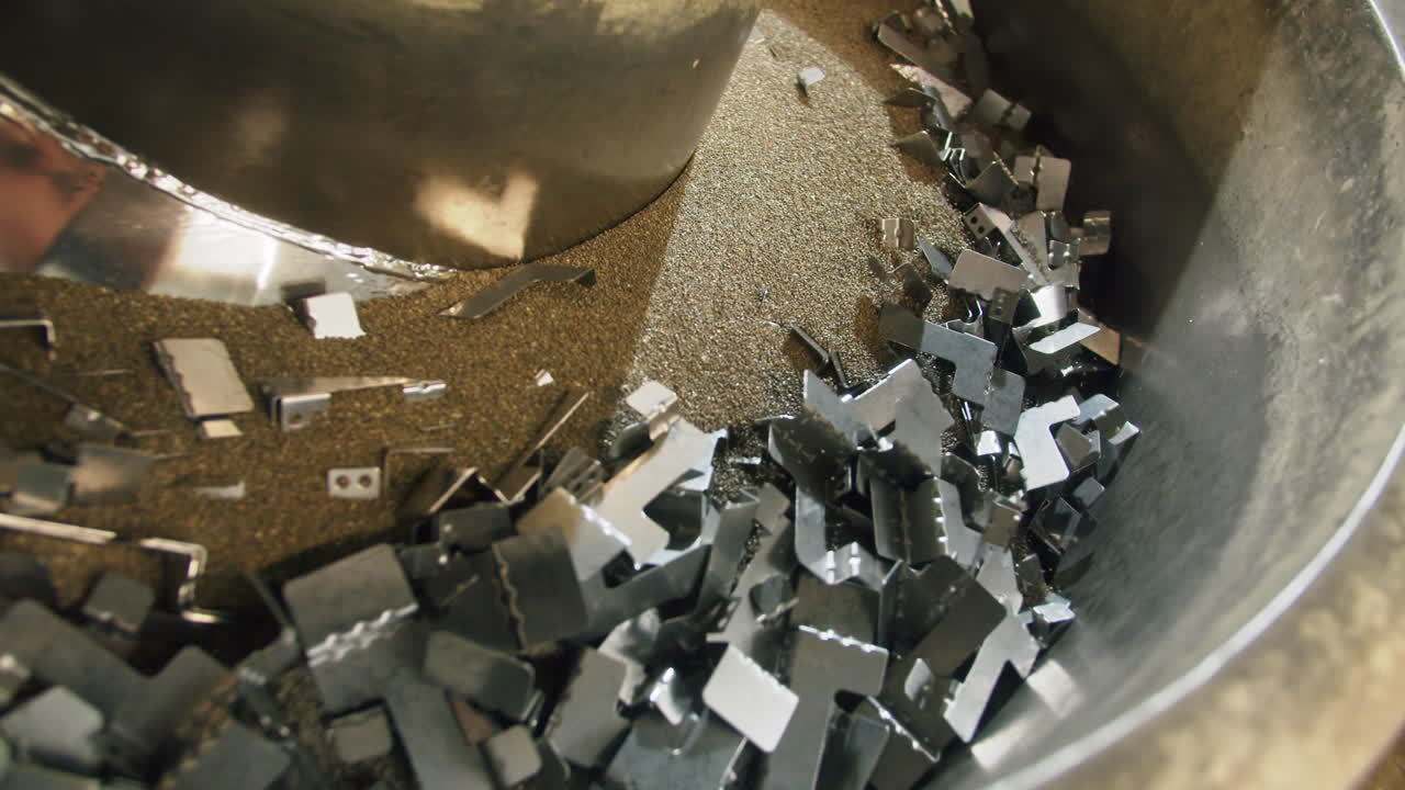 금속 부품은 공장에서 나온 후 큰 진동 챔버에서 어집니다.