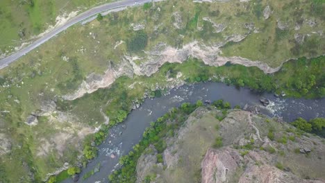 Tmogvi-Ist-Eine-Festungsruine-In-Der-Südgeorgischen-Region-Samtskhe-javakheti,-Am-Linken-Ufer-Des-Kura-flusses,-Einige-Kilometer-Flussabwärts-Der-Höhlenstadt-Wardzia