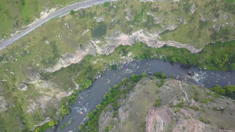 tmogvi es una fortaleza en ruinas en la región georgiana del sur de samtskhe-javakheti, en la margen izquierda del río kura, a pocos kilómetros río abajo de la ciudad cueva de vardzia
