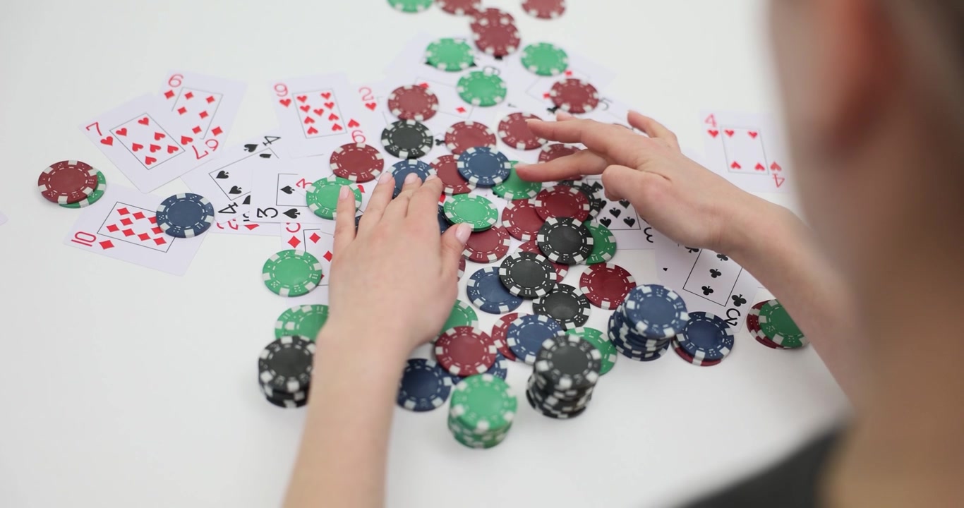 Croupier donna sistema fiches da poker e carte da gioco