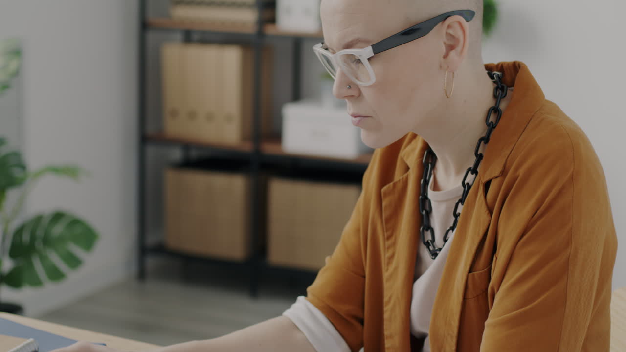 Kvinna som arbetar på kontor