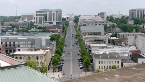 Montgomery,-Alabama-Skyline-Und-Alabama-State-Capitol-Building-Parallaxenansicht-Mit-Drohnenvideostall