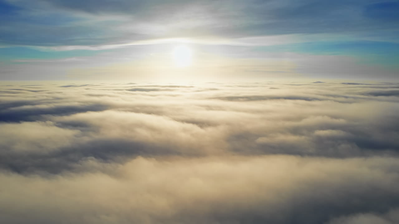 Vista aerea da un drone che sorvola le nuvole rigogliose, sole splendente