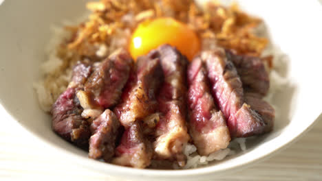 Carne-De-Res-En-Rodajas-En-Un-Tazón-De-Arroz-Cubierto-Con-Huevo