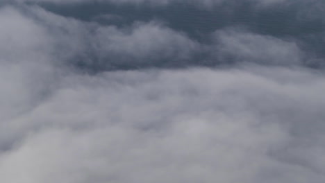 Nubes-Moviéndose-Desde-La-Ventana-Del-Avión