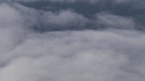nubes moviéndose desde la ventana del avión