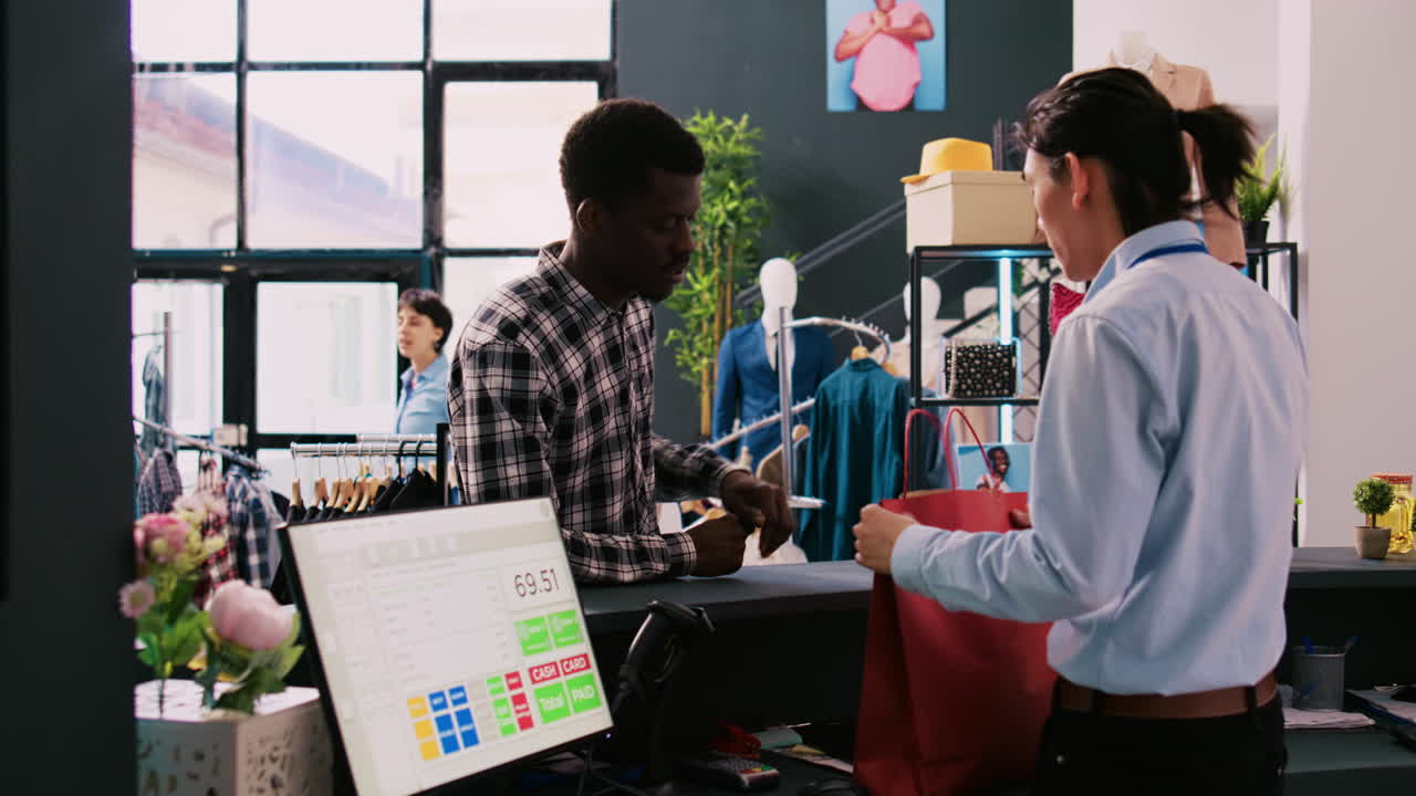 cliente escribiendo los detalles de la tarjeta de crédito en pos