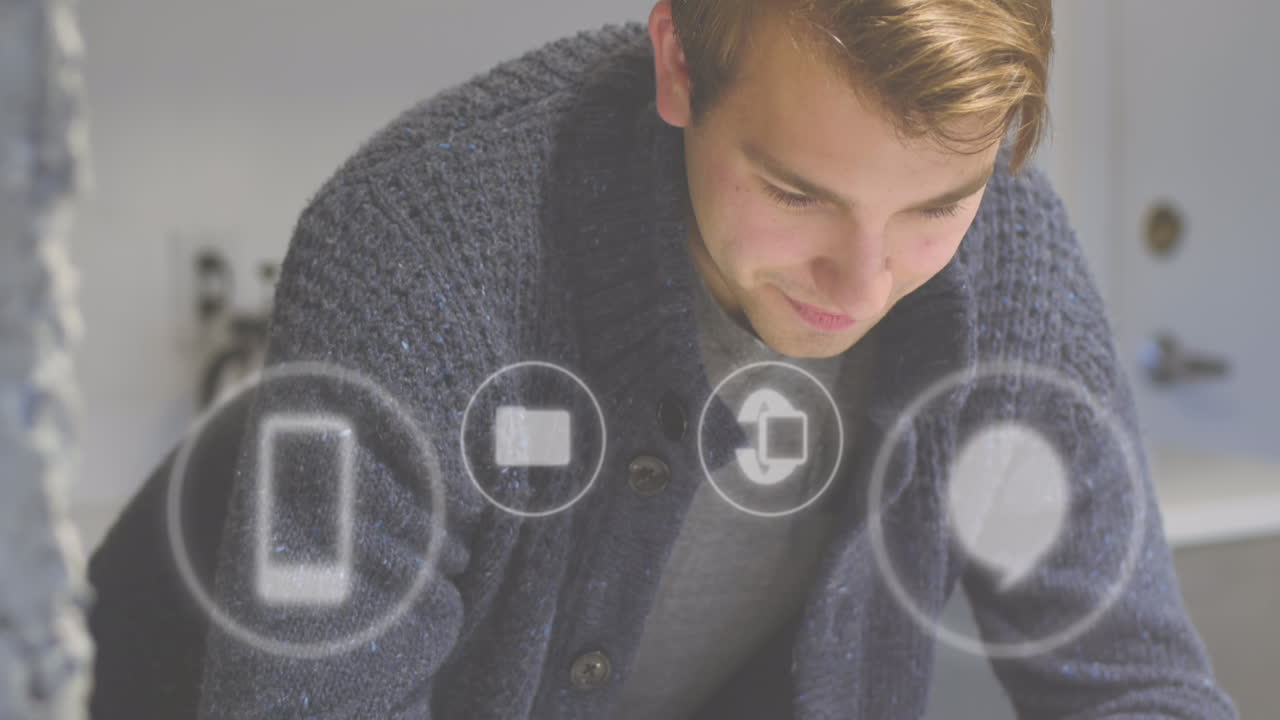 사무실에 있는 백인 사업가에 대한 아이콘의 애니메이션과 데이터 처리