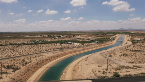 canal de agua cerca de florencia, arizona. vista de dron