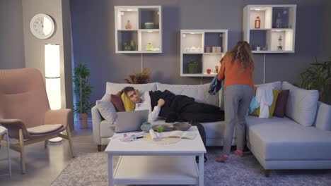 la mamá linda recoge las cosas de su hijo desordenado.
