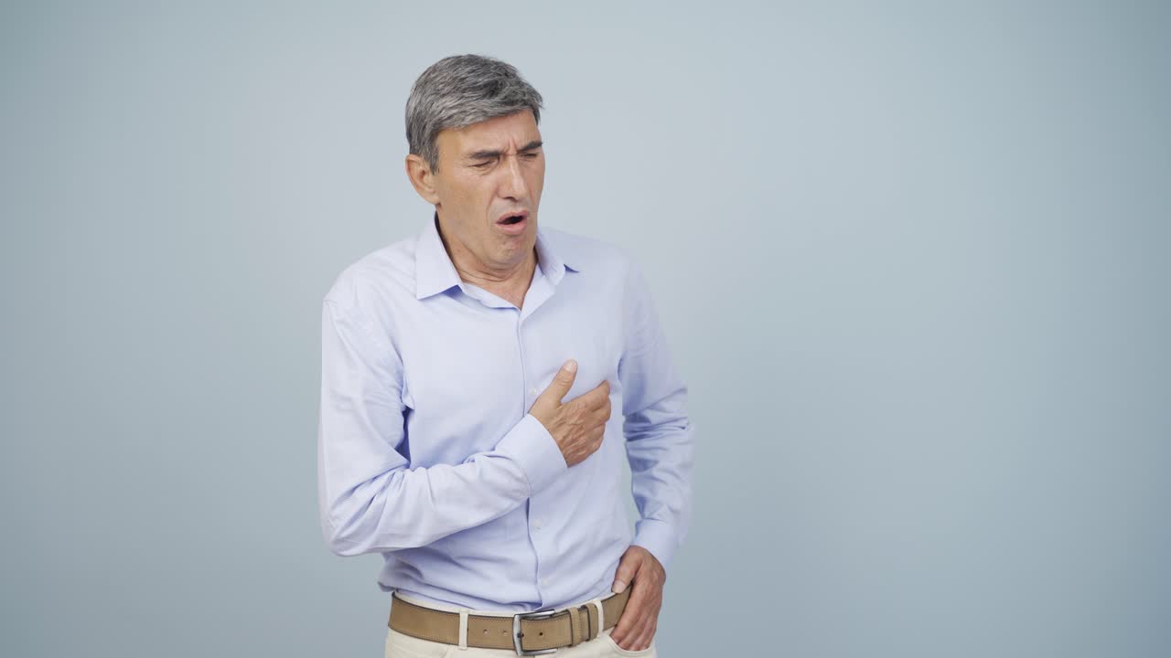 un anciano con dificultad para respirar.