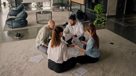 reunión de equipo en una oficina moderna