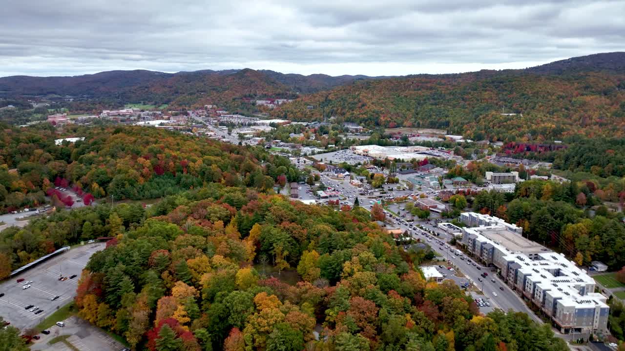 aéreo lento empujar hacia abajo soplando carretera de roca en boone nc, carolina del norte