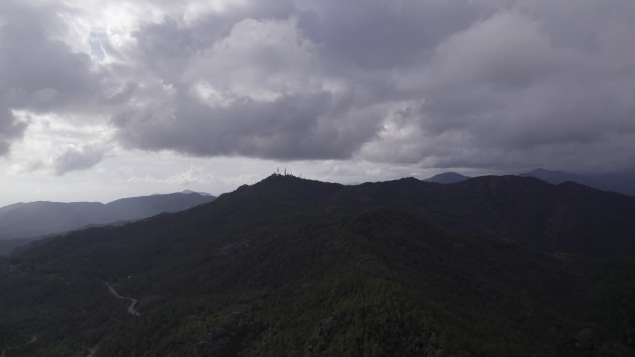 이미지의 중앙에 번개 막대기와 함께 브라코 패스의 영역을 날아가는 매혹적인 비디오  ⁇