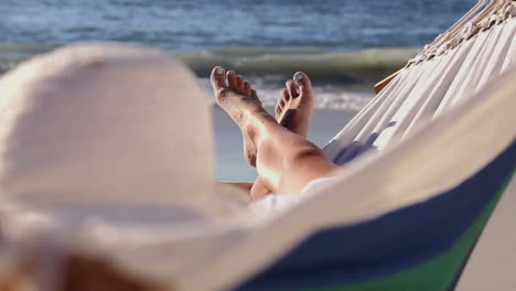 Frau-Entspannt-Am-Strand-In-Einer-Hängematte