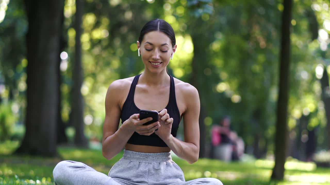 mujer usando el teléfono en un parque