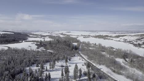 plano general aéreo de montana rural durante el invierno
