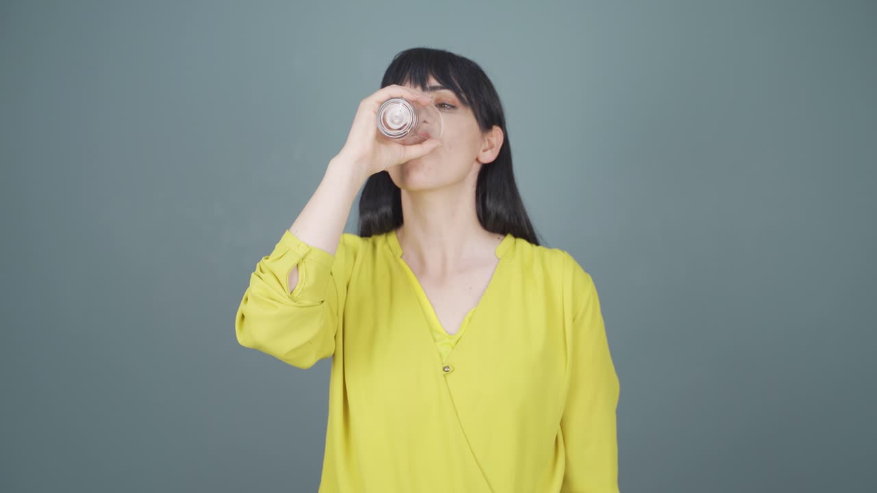 그 여자는 물을 마시고 있습니다.