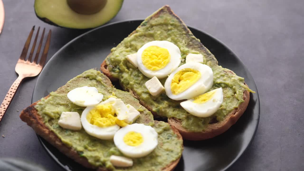 계란과 페타와 함께 아보카도 토스트