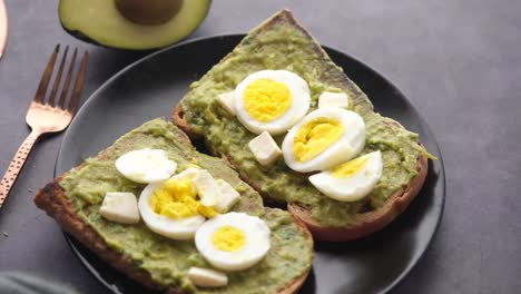 tostada de aguacate con huevos y feta