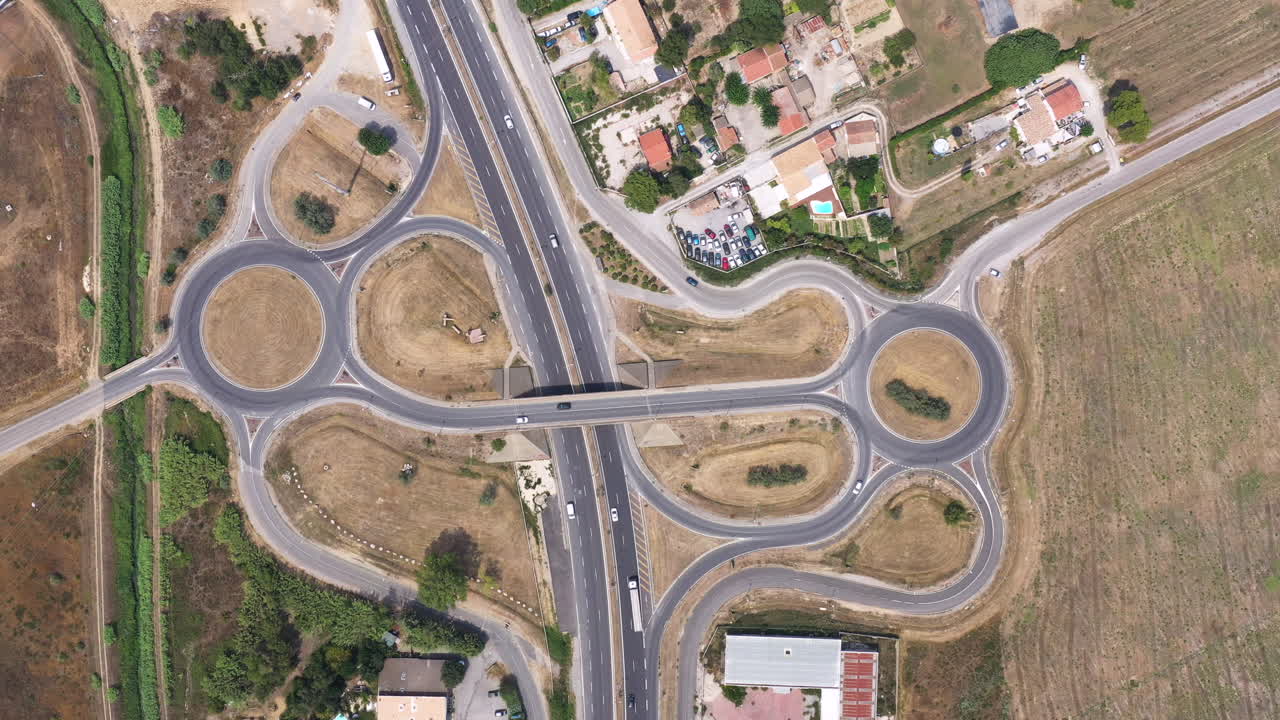 vista aérea superior sobre las rotondas con tráfico y autopista francia verano soleado