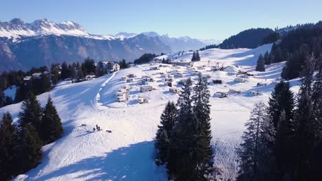 disparo de un dron sobre un parque de casas rodantes cubierto de nieve