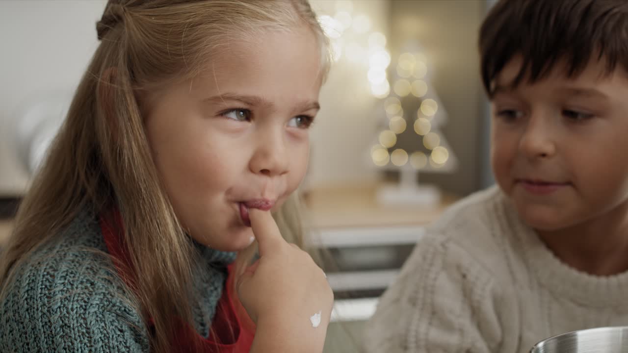 크리스마스 베이킹 중 설탕 페이스트를 맛보는 어린이의 비디오