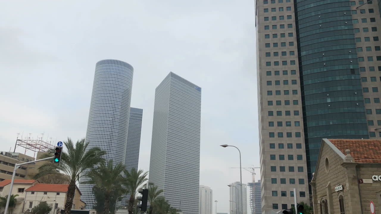 paisaje de la ciudad de tel aviv con rascacielos y tráfico