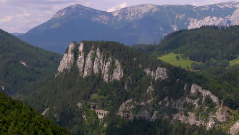 hermosa vista panorámica al ferrocarril semmering con montañas y acantilados