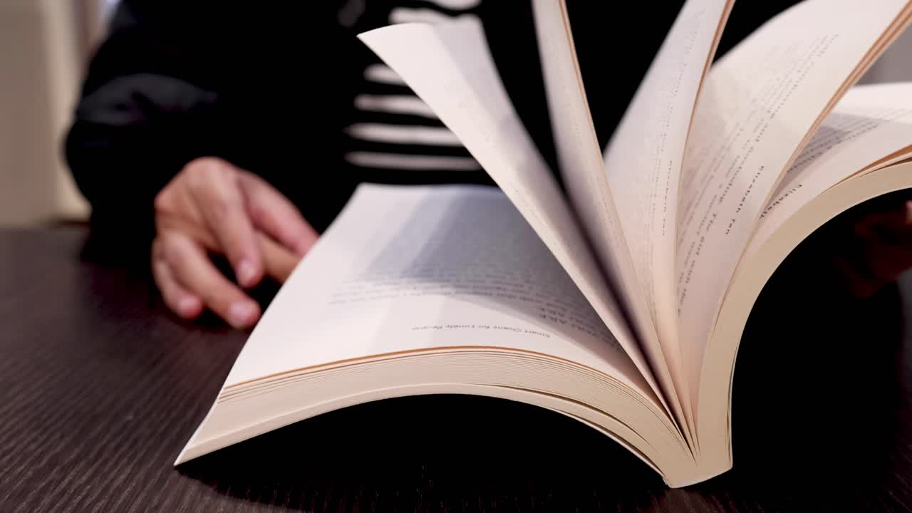 la persona que da la vuelta a las páginas de un libro