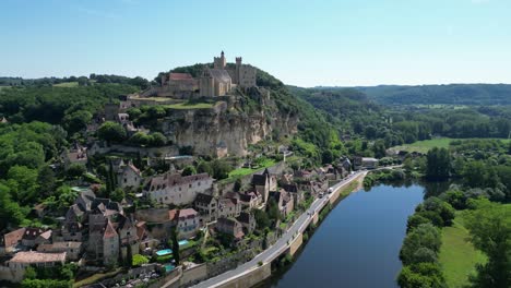 Low-panning-aerial-Beynac-et-Cazenac-France