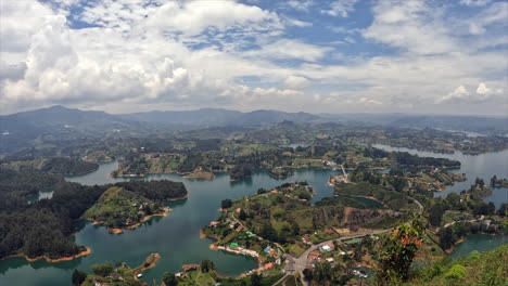 la impresionante vista desde la cima de piedra del peñol, en columbia, sudamérica