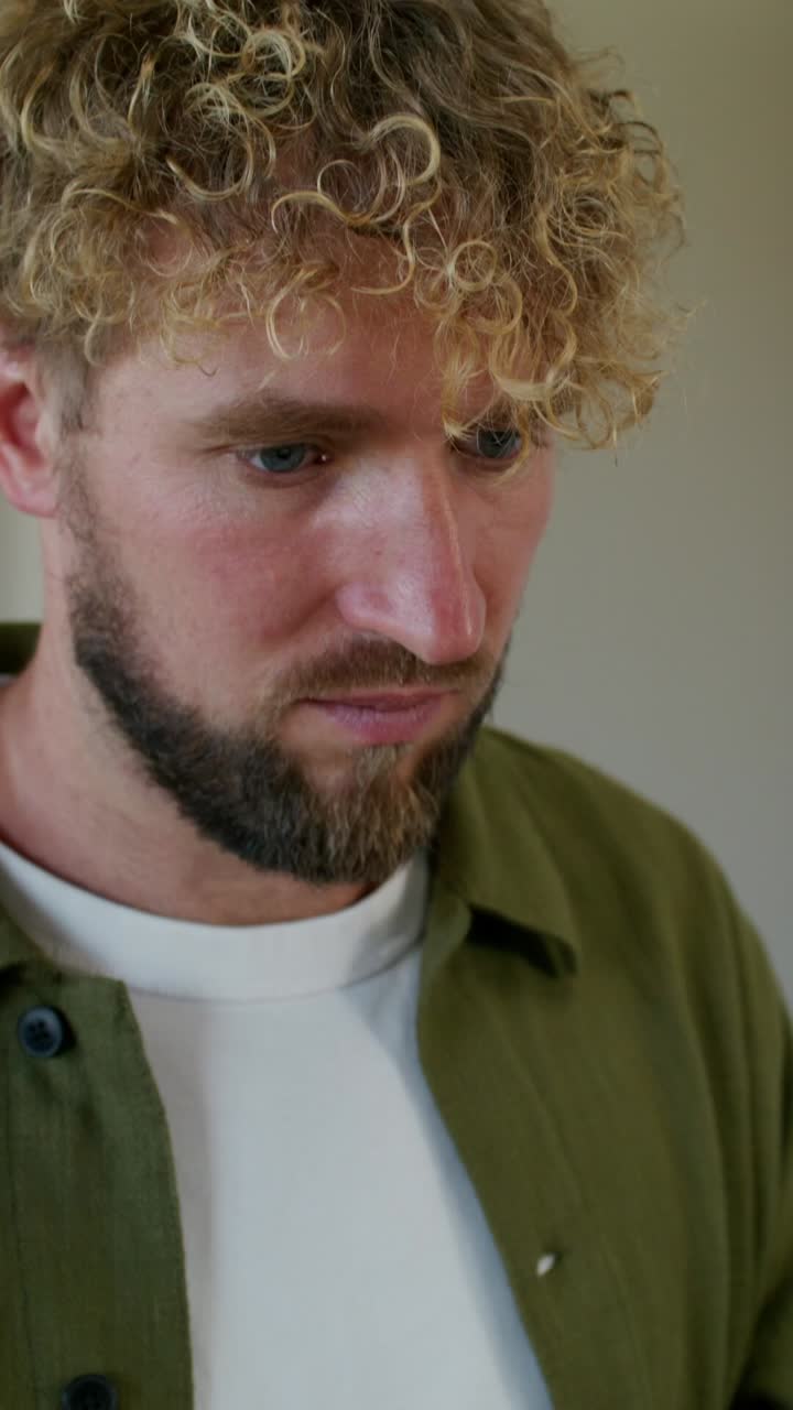 мужчина, работающий из дома