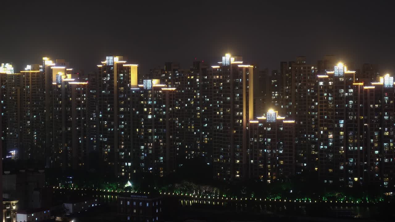 밤에는 상하이 시내의 많은 주거 아파트 블록.