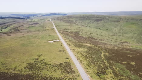 Landstraße,-Die-Durch-Die-Dartmoor-Landschaft-Führt,-Langsame-Luftaufnahme