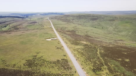 camino rural que atraviesa el paisaje de dartmoor, movimiento aéreo lento